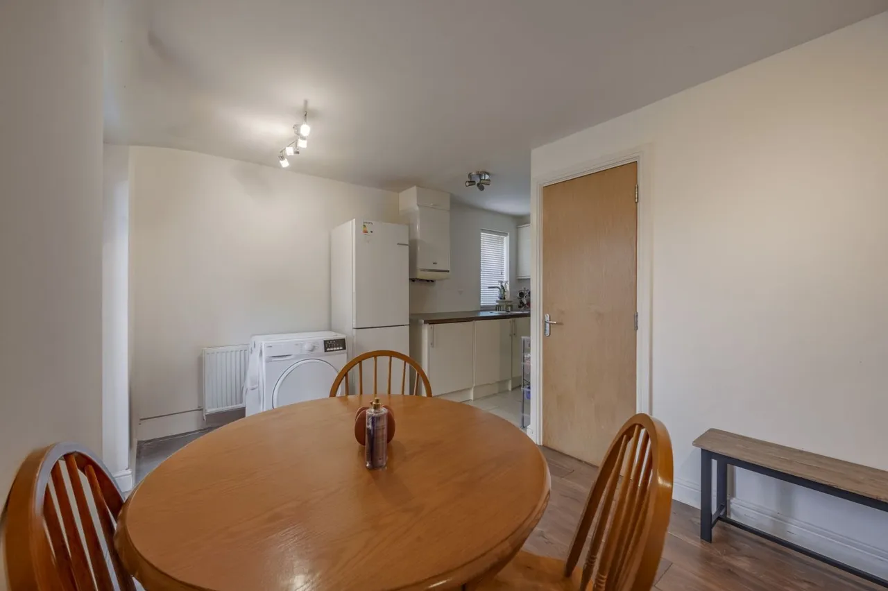Twickenham Close, SN3, photo 5