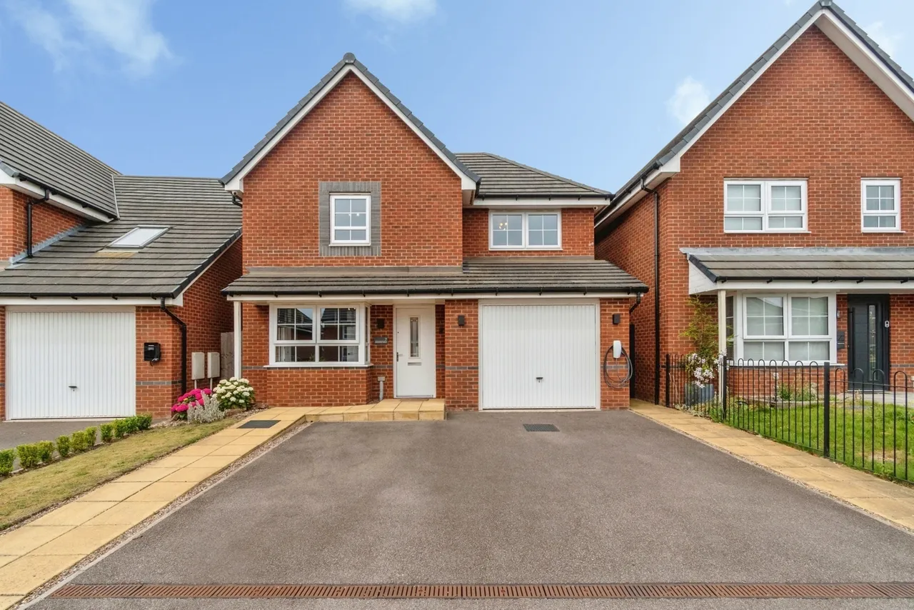 3 bed house for sale — Simmons Drive, Hednesford, Cannock, WS12