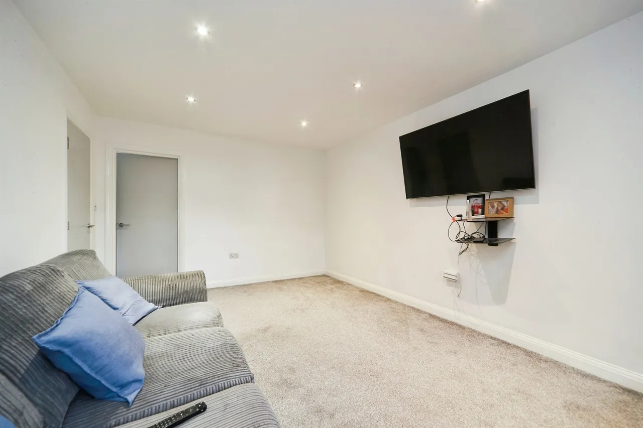 Iveson Road, Leeds, photo 10