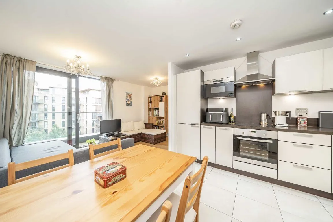 2 bed flat to rent — Albatross Way, Canada Water