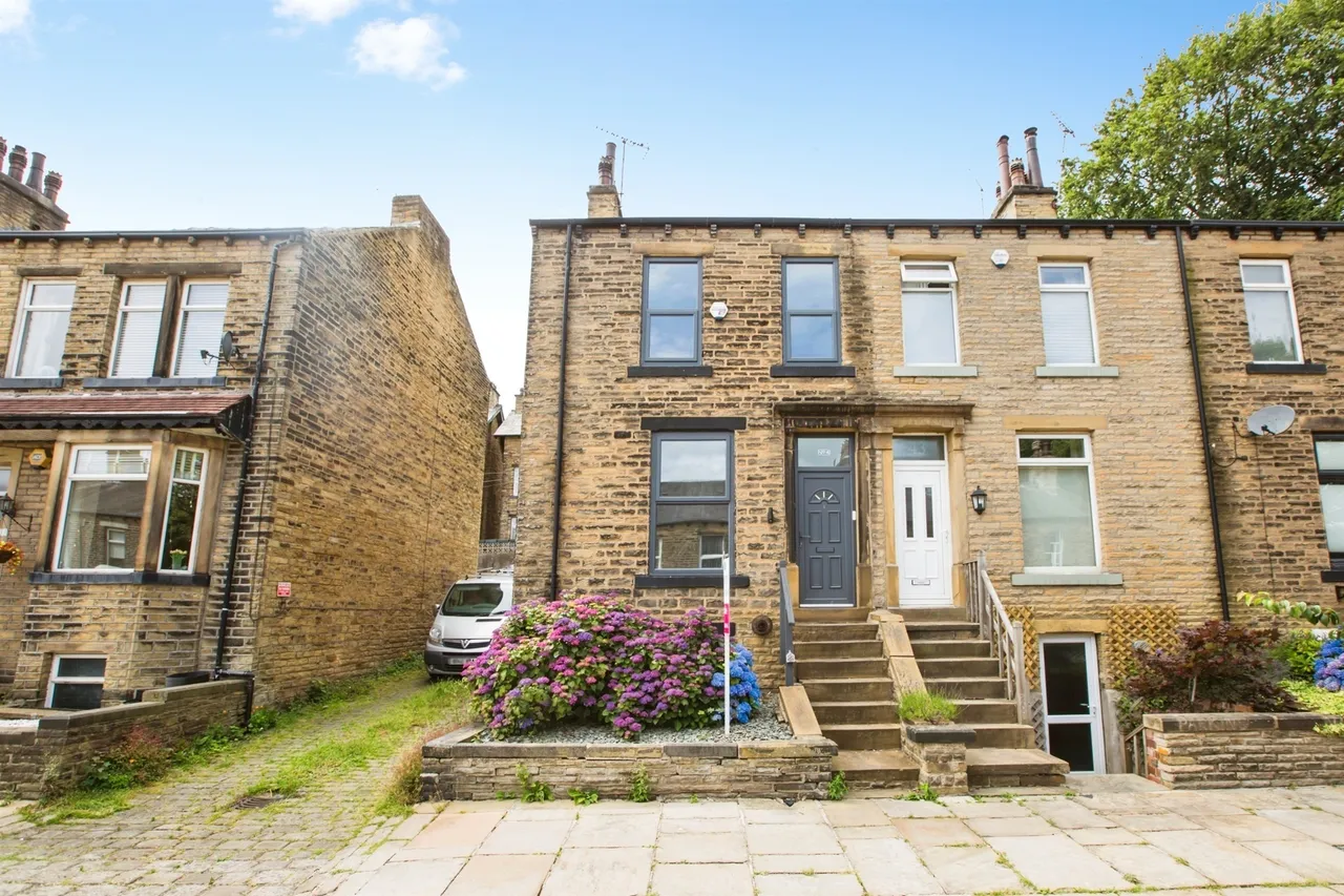 3 bed house for sale — Abbey Walk, Halifax