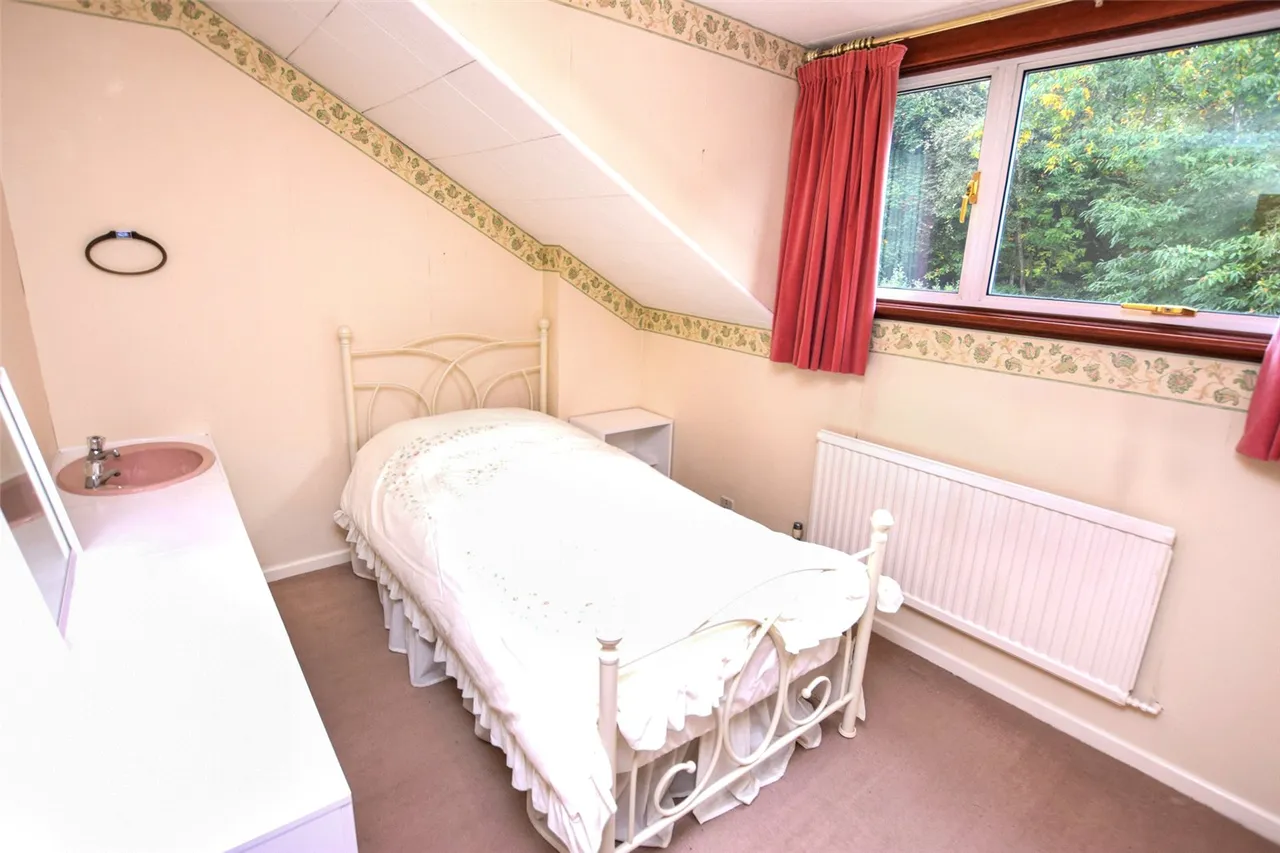 Pierrefondes Avenue, Farnborough, Hampshire, GU14 8NZ, photo 13