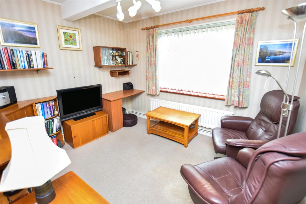 Pierrefondes Avenue, Farnborough, Hampshire, GU14 8NZ, photo 12
