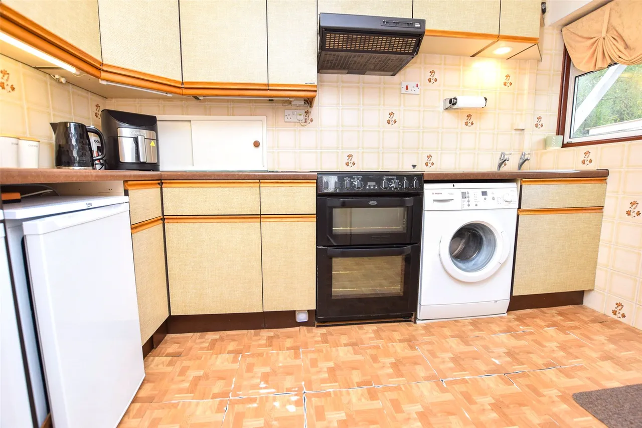 Pierrefondes Avenue, Farnborough, Hampshire, GU14 8NZ, photo 3