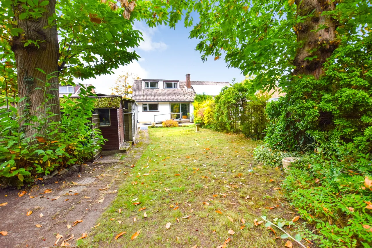 4 bed house for sale — Pierrefondes Avenue, Farnborough, Hampshire, GU14 8NZ