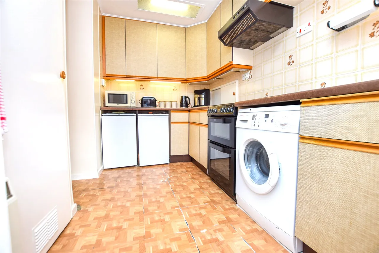 Pierrefondes Avenue, Farnborough, Hampshire, GU14 8NZ, photo 11