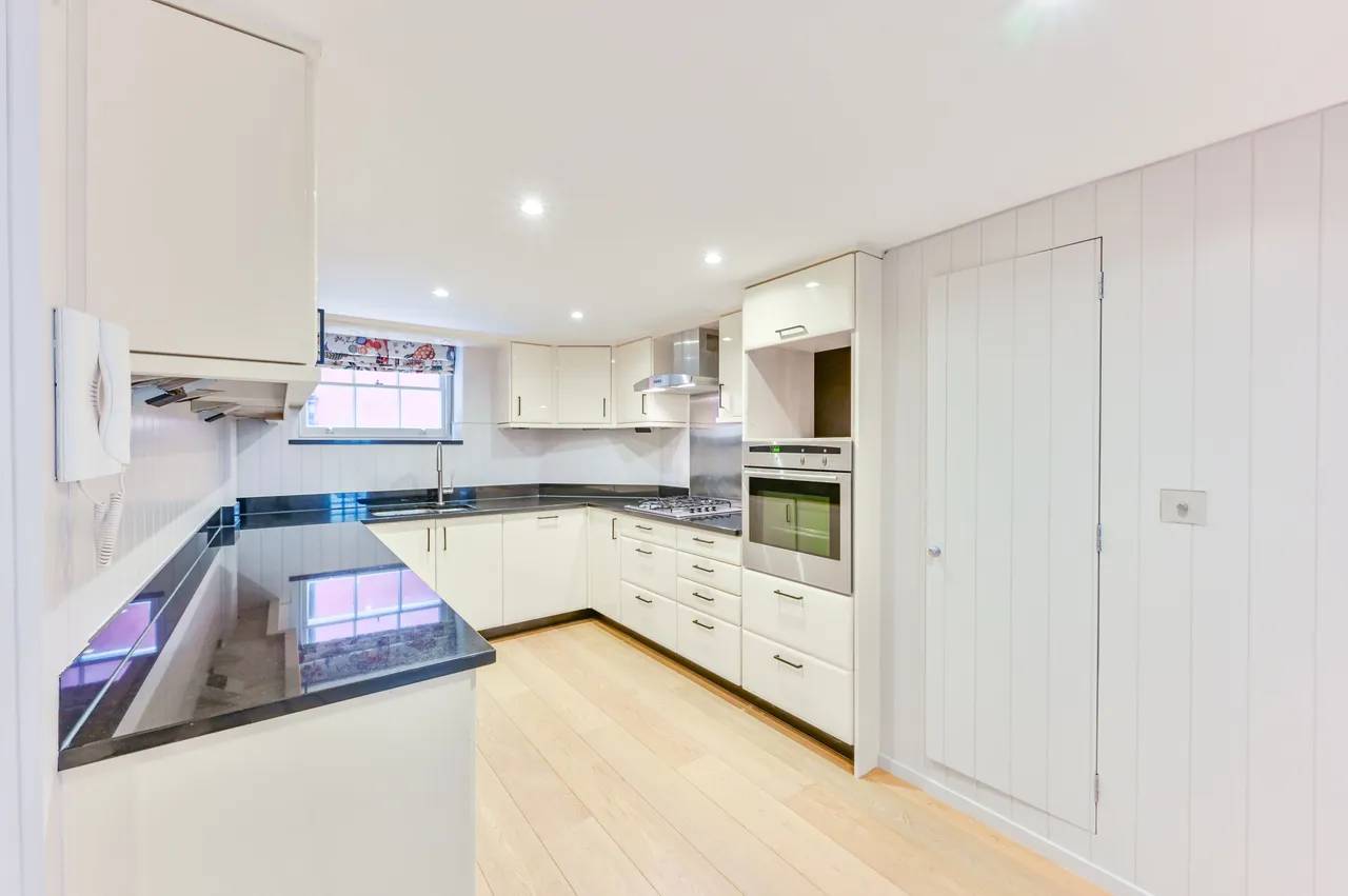 12 Colville Place, London, photo 3