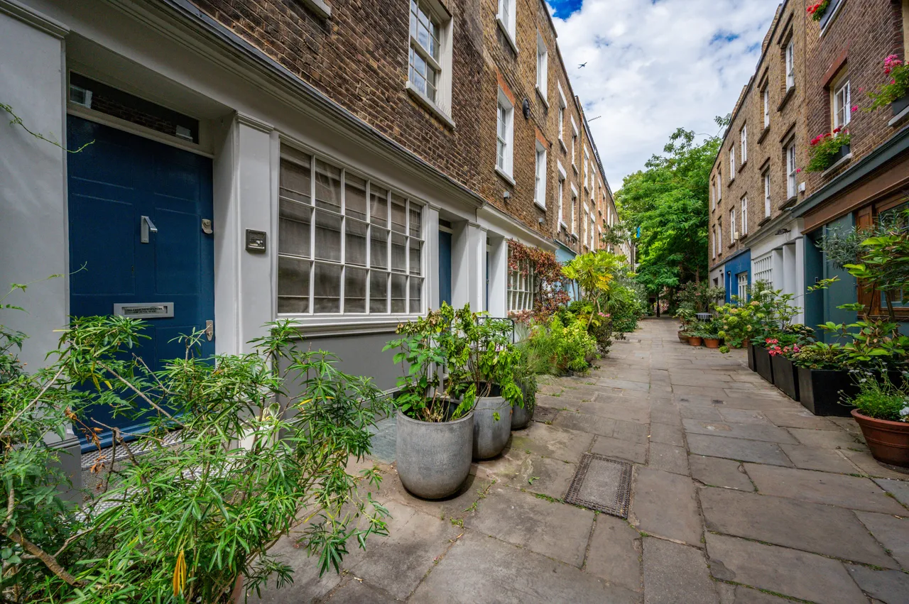 3 bed house to rent — 12 Colville Place, London