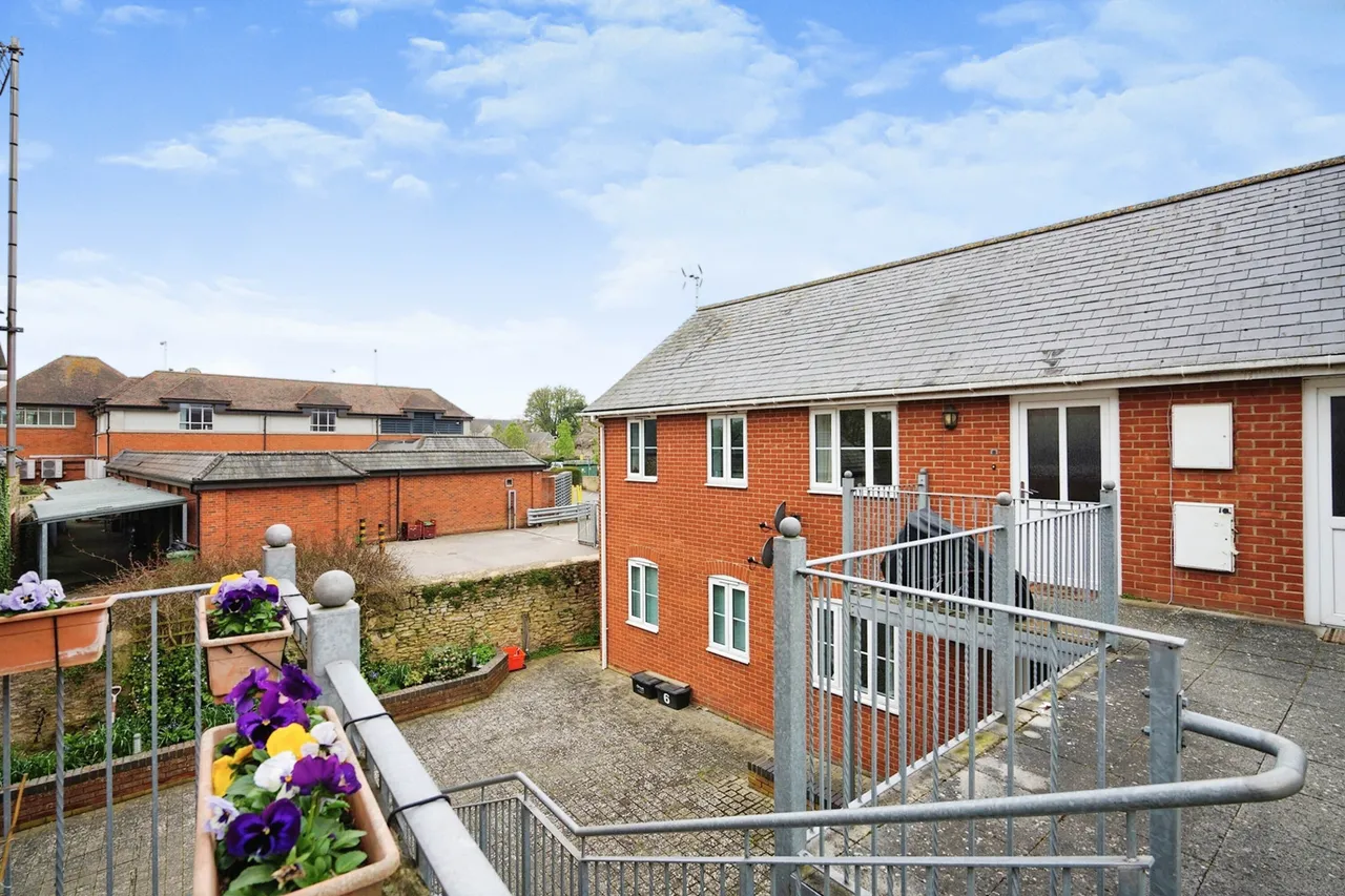 2 bed flat for sale — Gilberts Lane, Highworth, Swindon