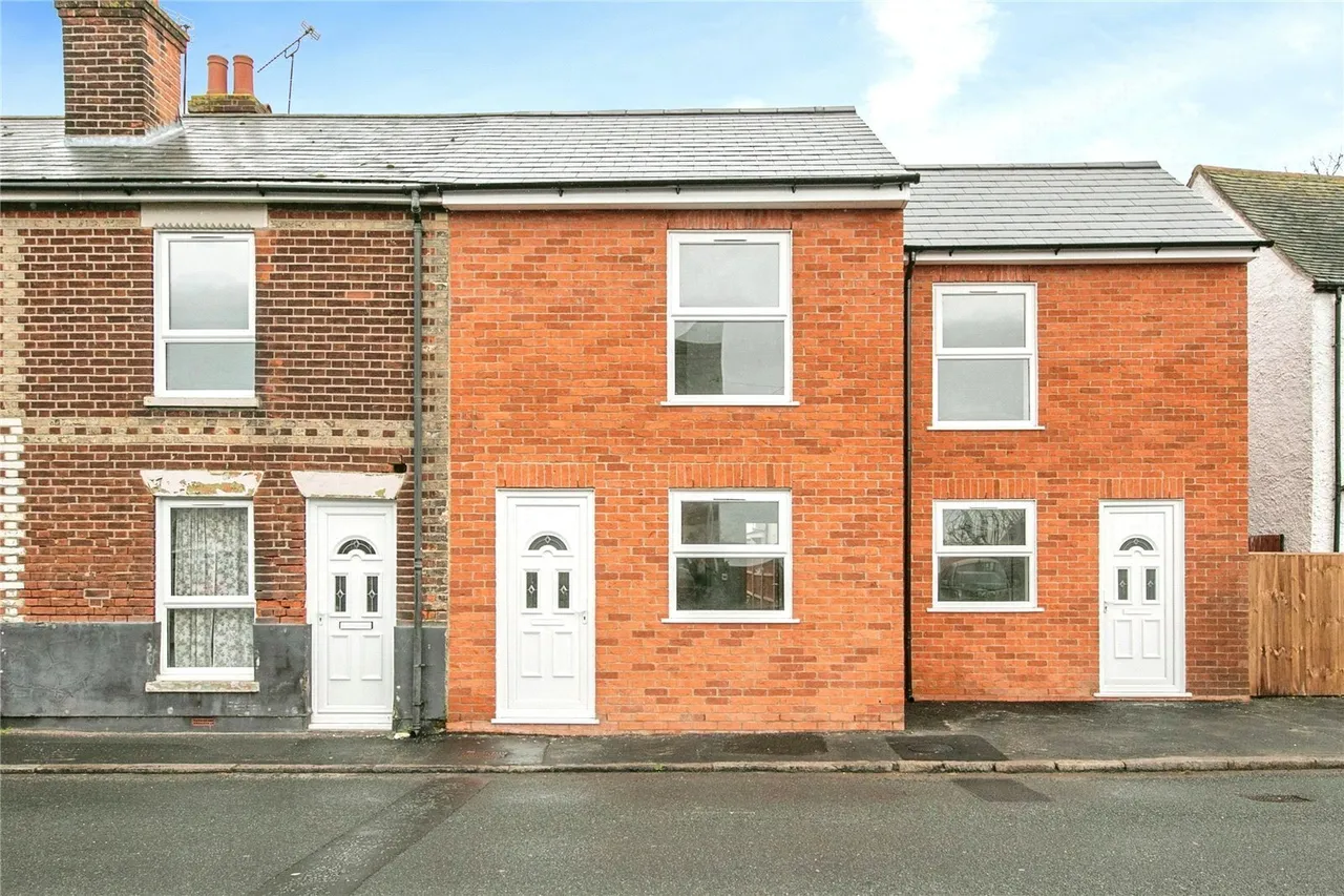 2 bed house for sale — The Green, Main Road, Harwich, Essex, CO12