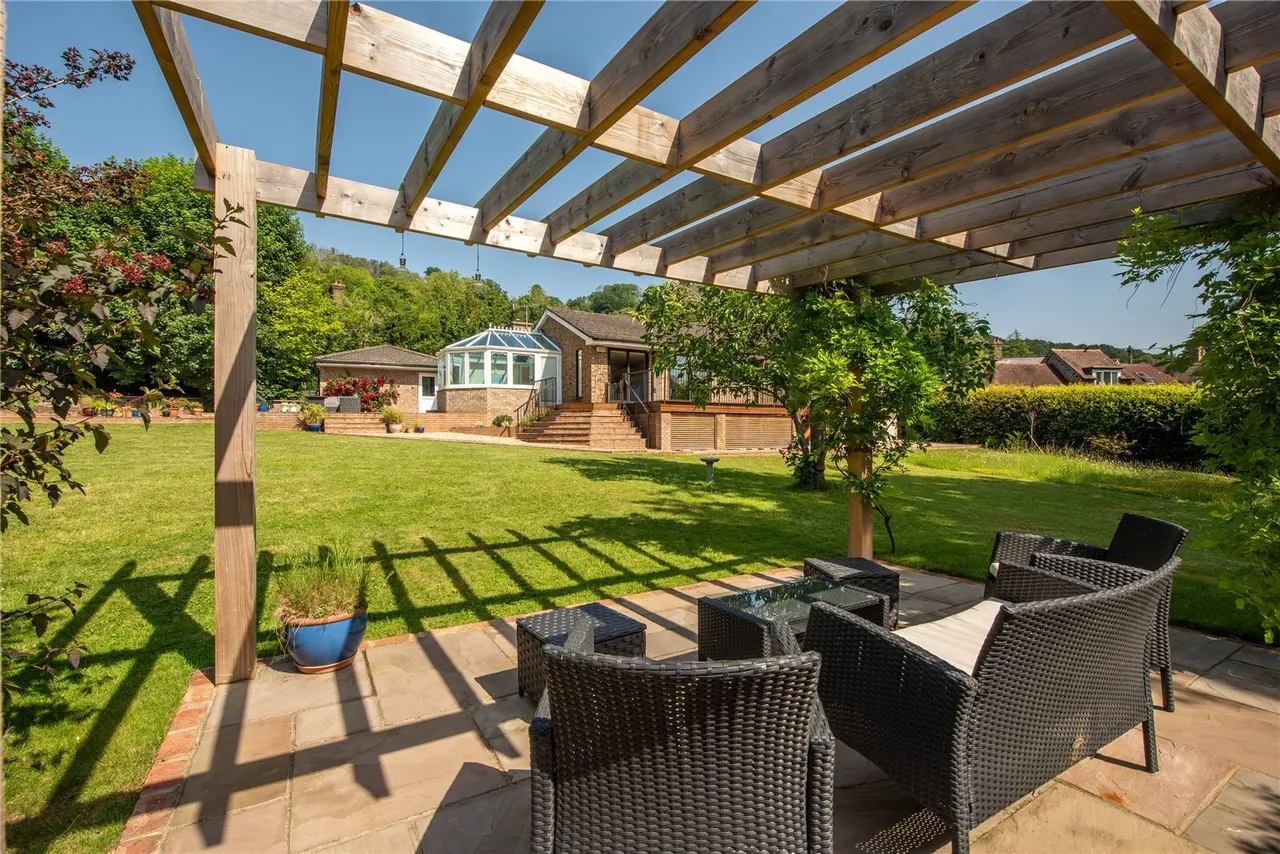 The Coombe, Betchworth, RH3, photo 9