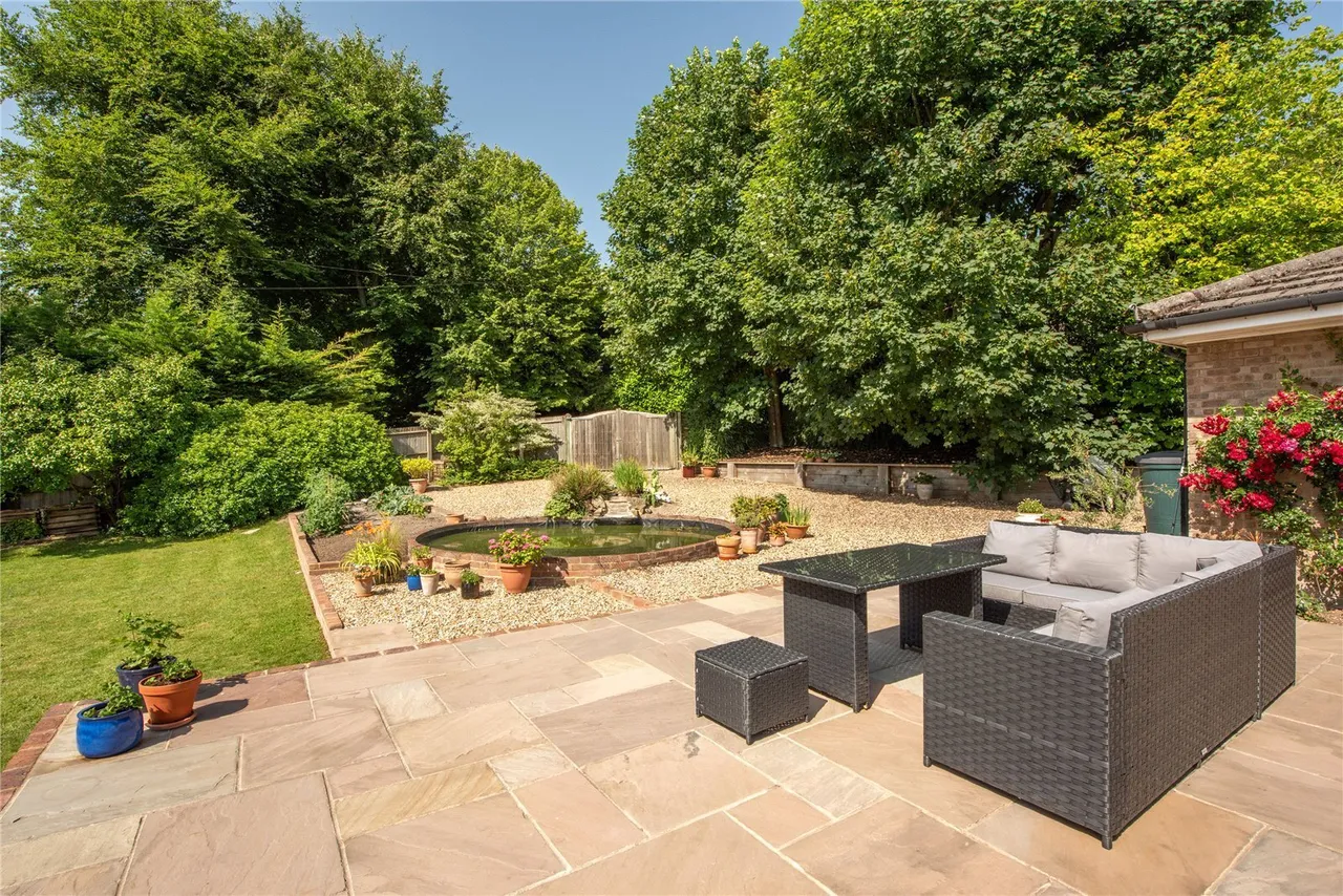 The Coombe, Betchworth, RH3, photo 25