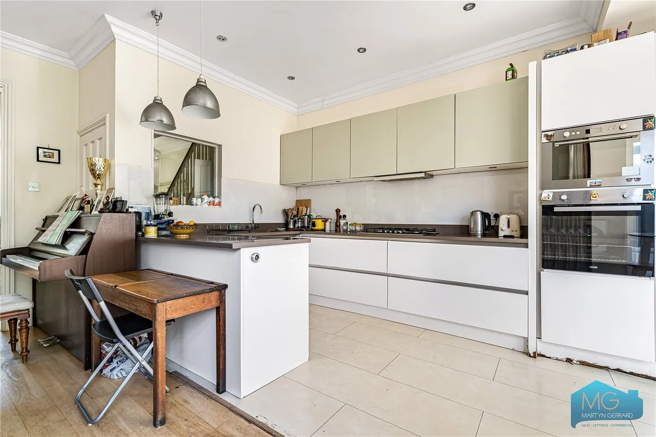 Holdenhurst Avenue, London, N12, photo 21