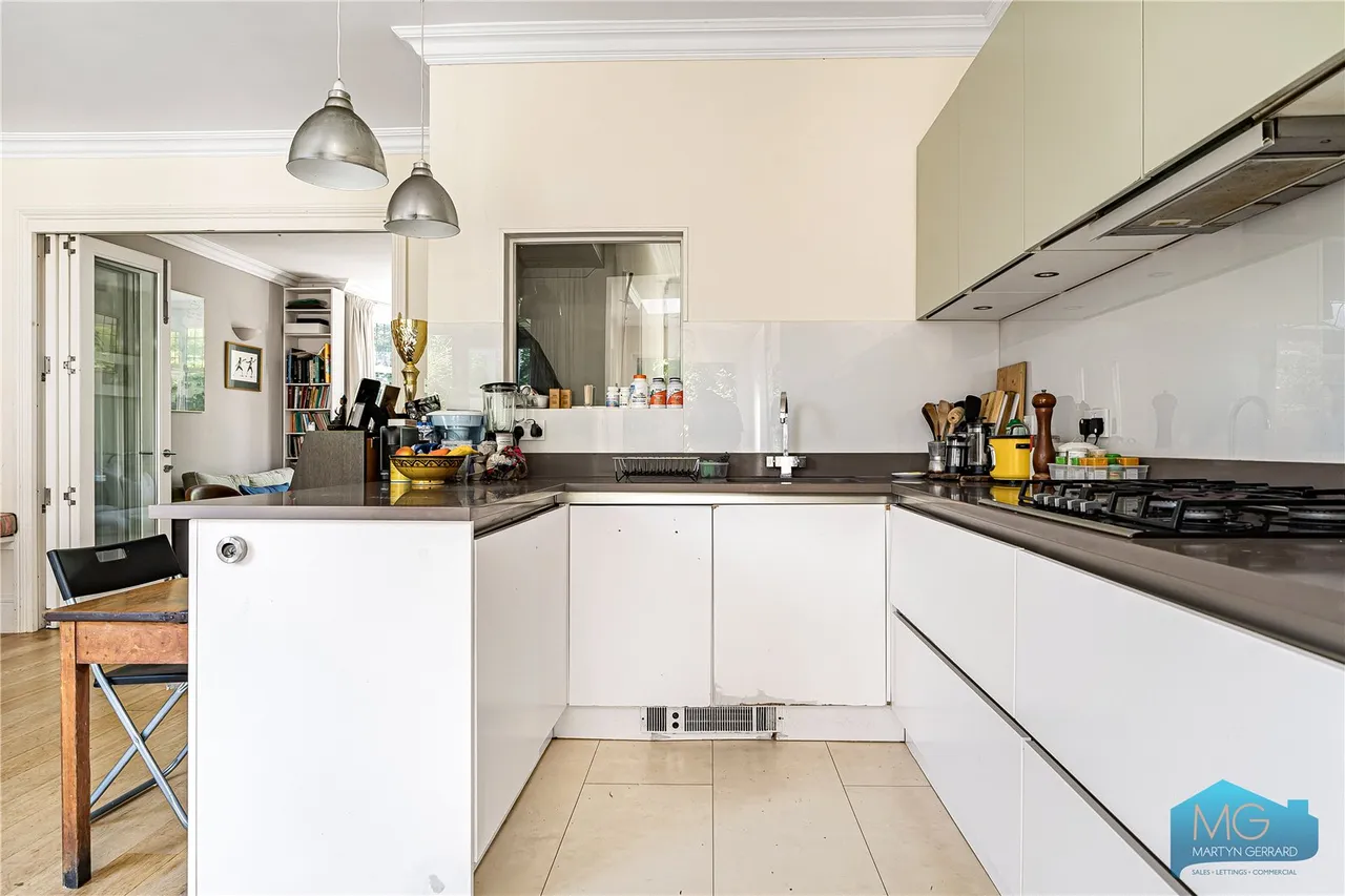 Holdenhurst Avenue, London, N12, photo 20