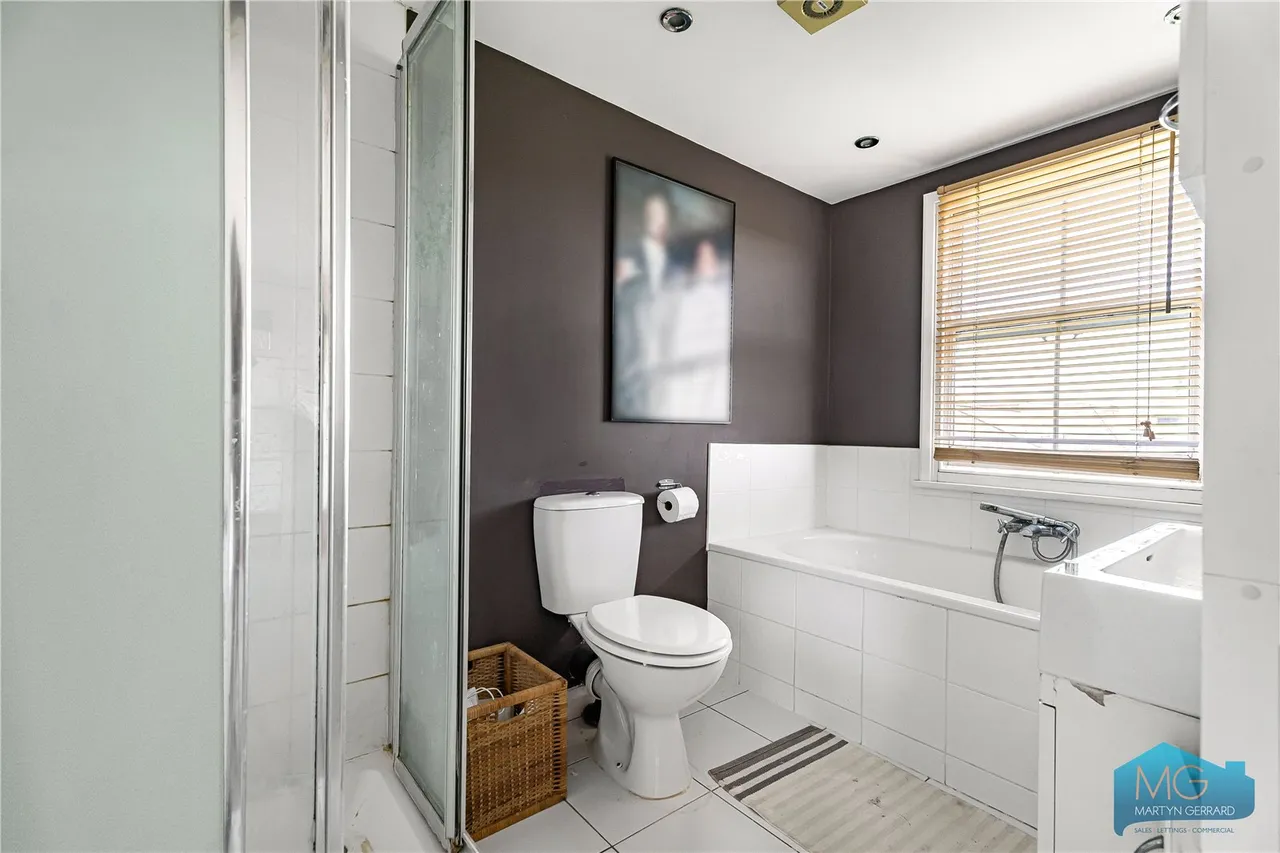 Holdenhurst Avenue, London, N12, photo 14