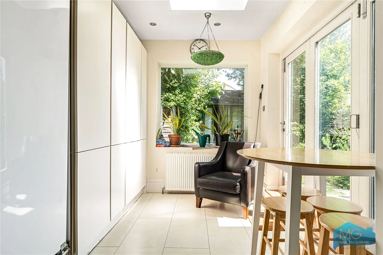 Holdenhurst Avenue, London, N12, photo 19