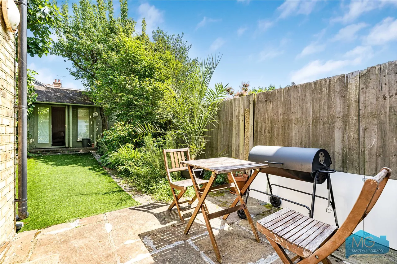 Holdenhurst Avenue, London, N12, photo 25