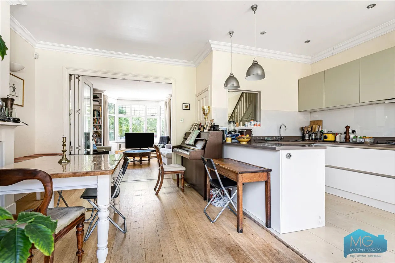 Holdenhurst Avenue, London, N12, photo 6