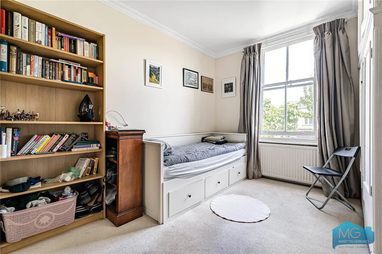 Holdenhurst Avenue, London, N12, photo 13