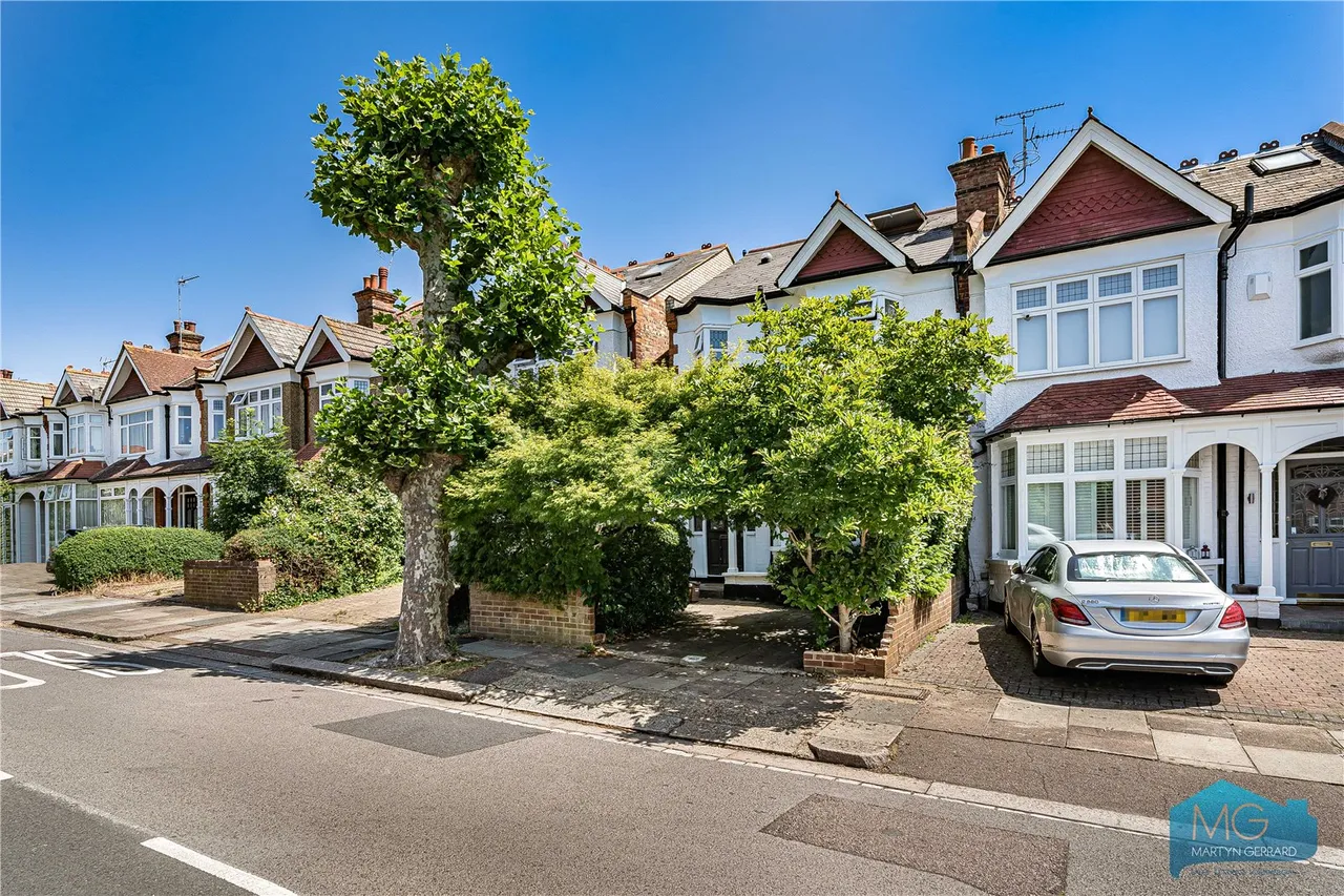 4 bed house for sale, Holdenhurst Avenue, London, N12