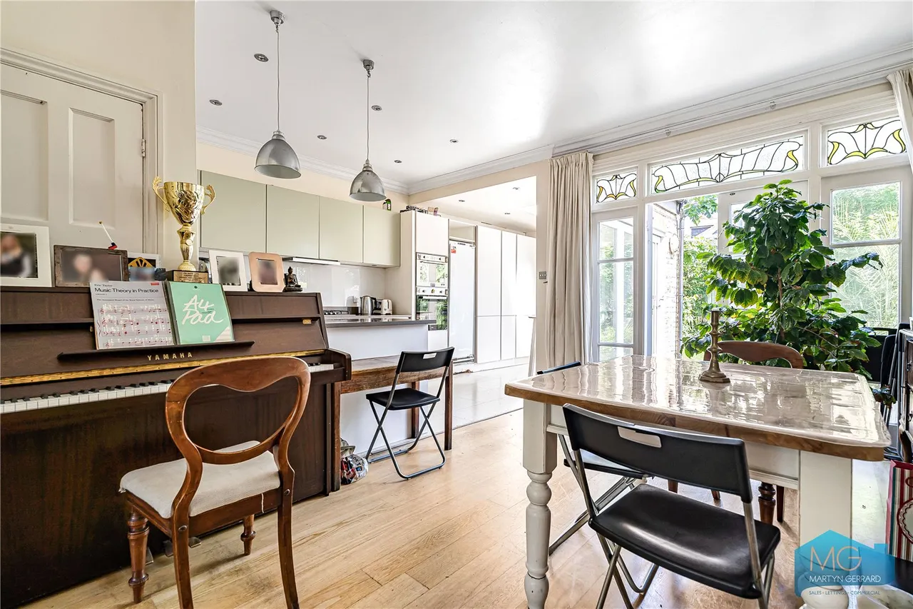 Holdenhurst Avenue, London, N12, photo 24