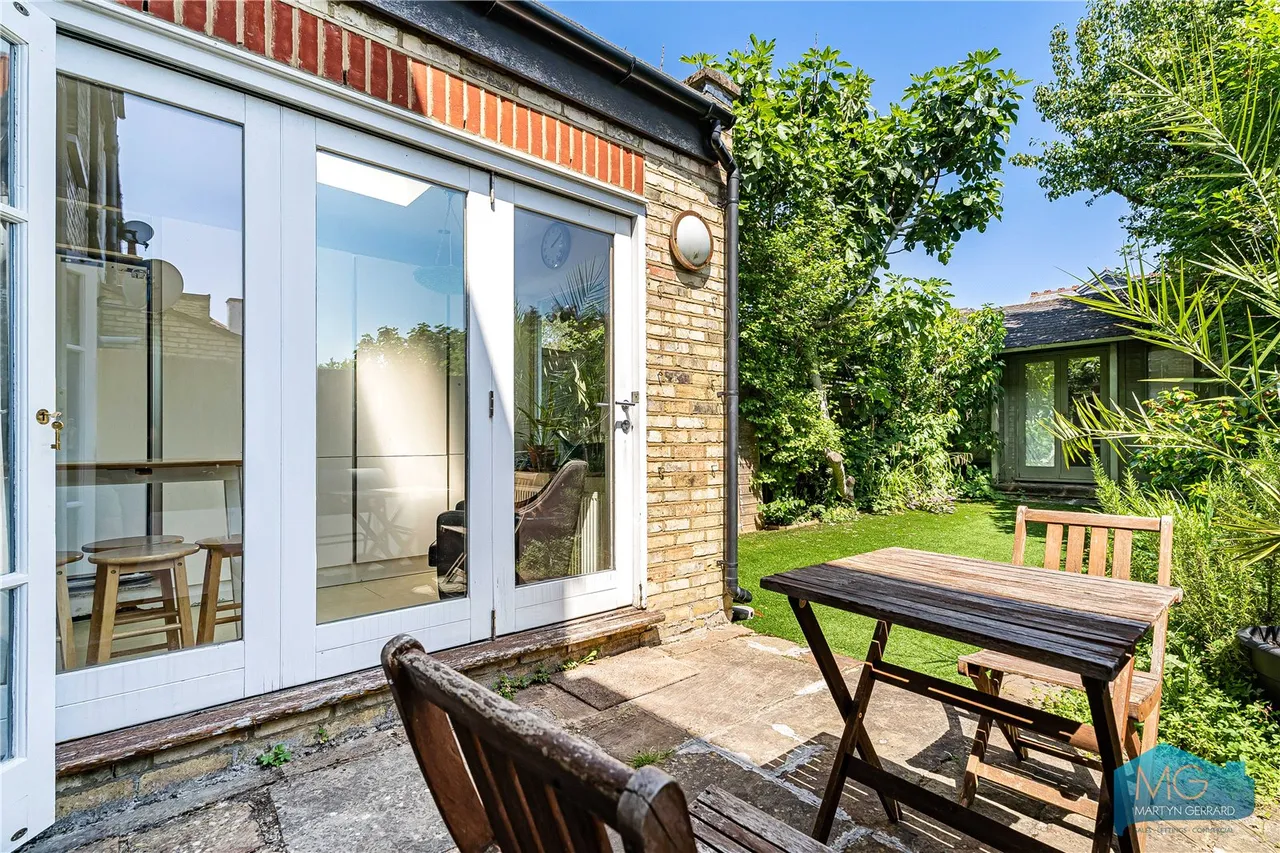 Holdenhurst Avenue, London, N12, photo 18