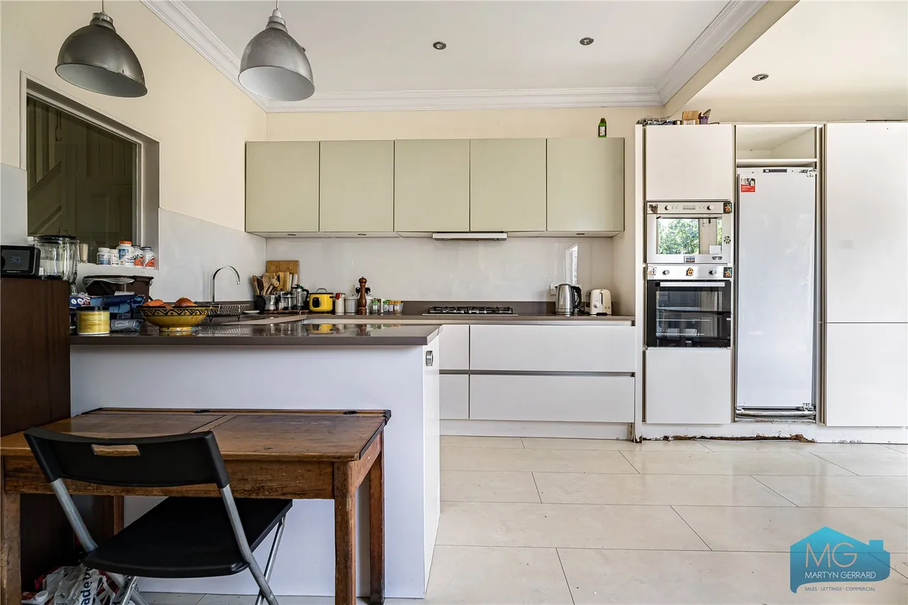 Holdenhurst Avenue, London, N12, photo 4