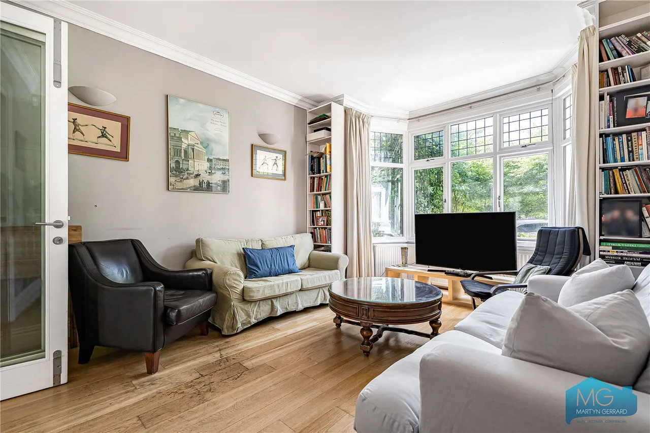 Holdenhurst Avenue, London, N12, photo 22
