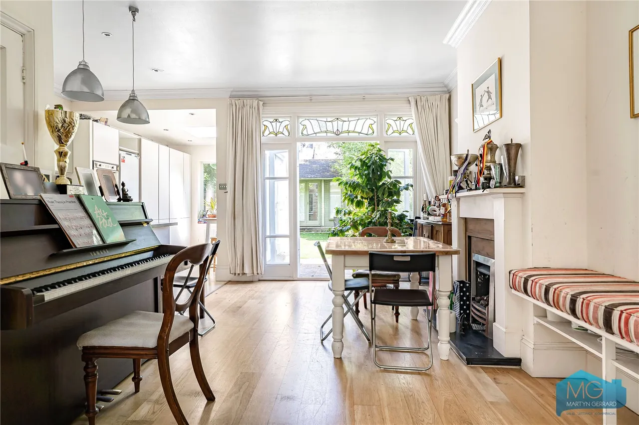Holdenhurst Avenue, London, N12, photo 8