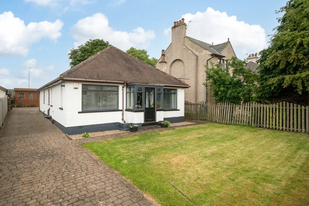 5 bed house for sale — Bradford Road, East Bierley BD4 6PB