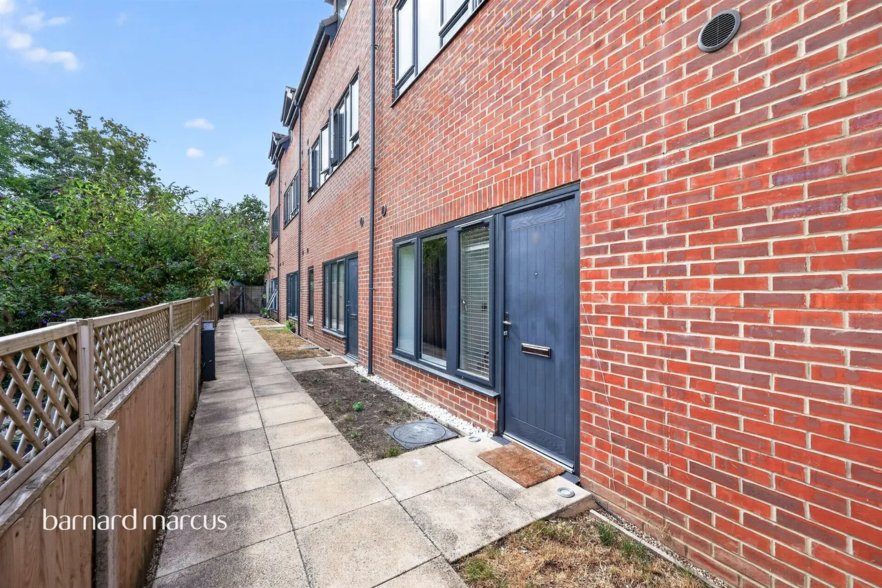 Cleeve Road, Leatherhead, photo 12