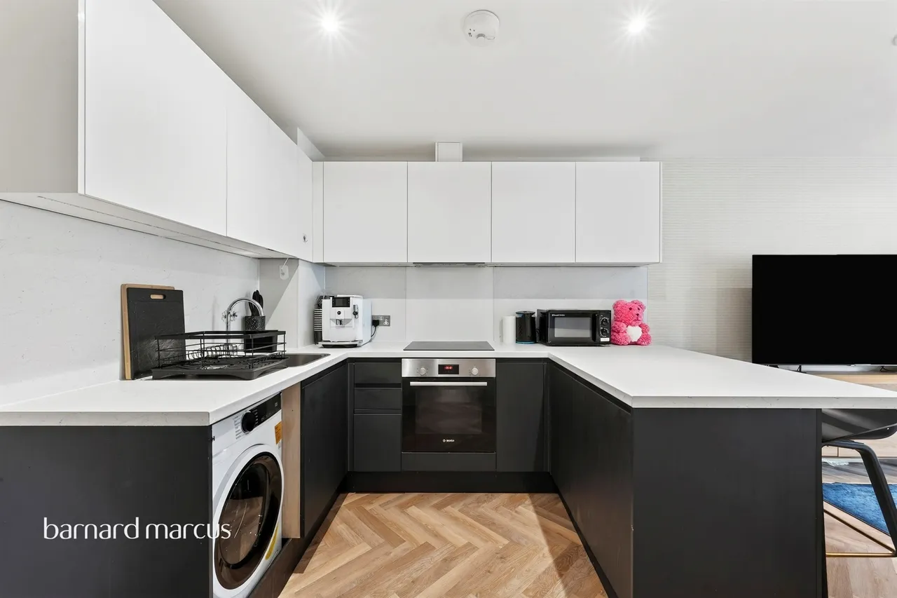 Cleeve Road, Leatherhead, photo 3
