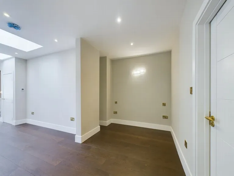 Brondesbury Park, Brondesbury Park, NW6 7AT, photo 16