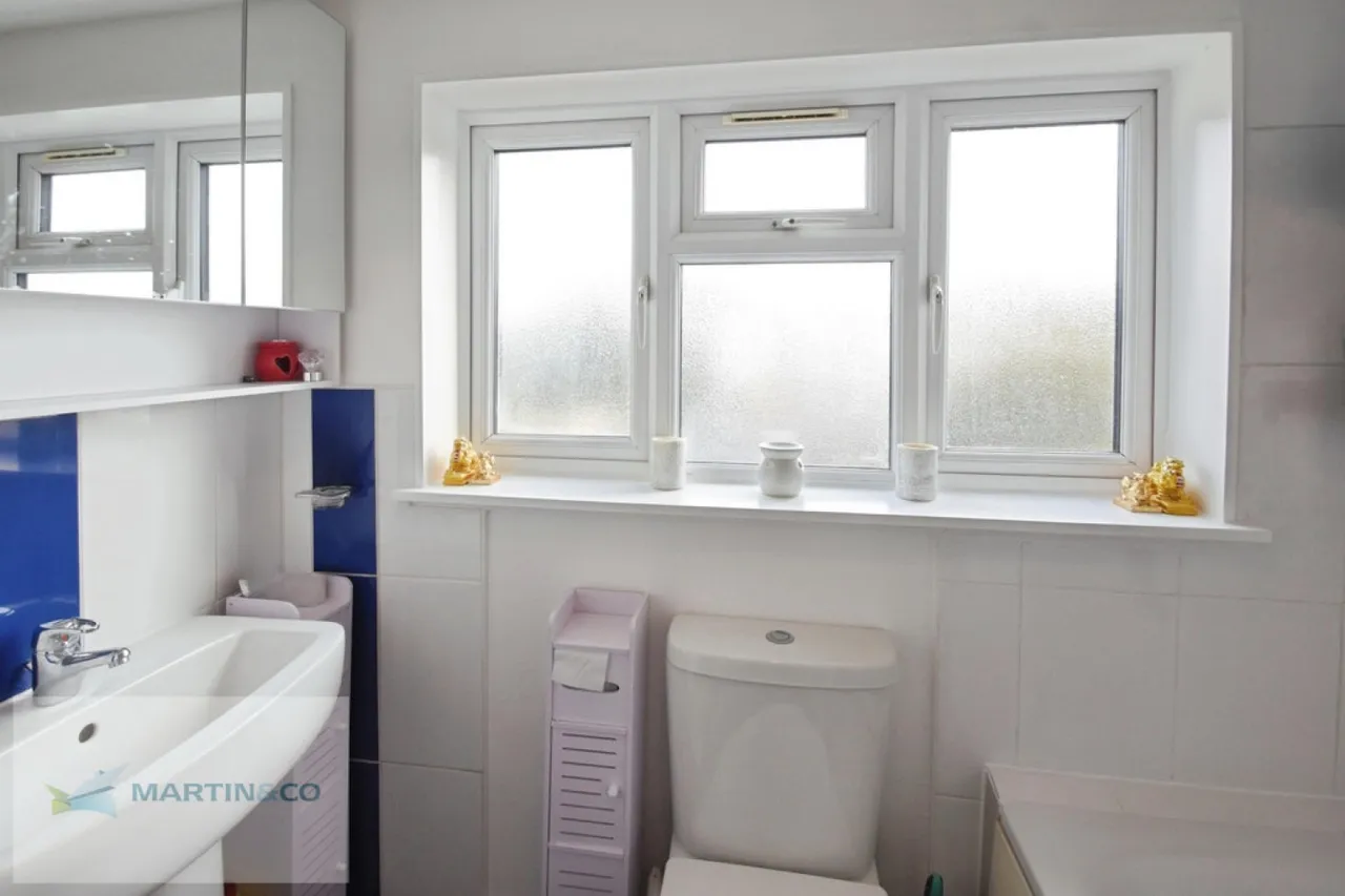 Berkeley Drive, West Molesey, photo 10