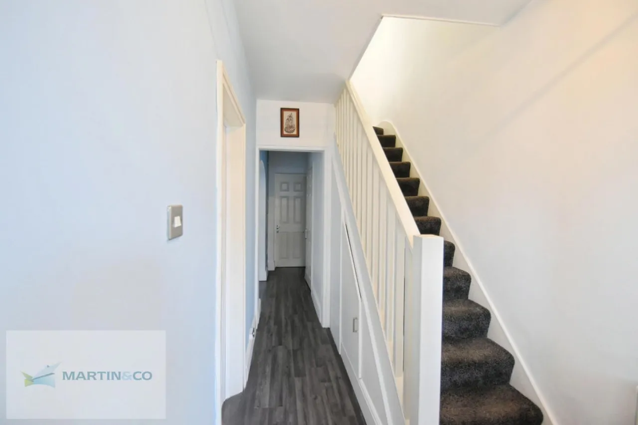 Berkeley Drive, West Molesey, photo 4