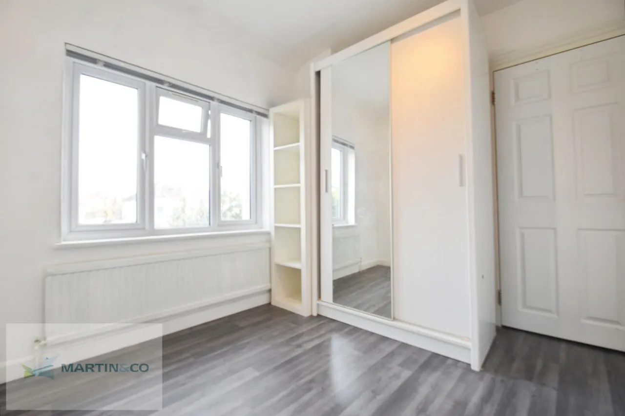 Berkeley Drive, West Molesey, photo 12