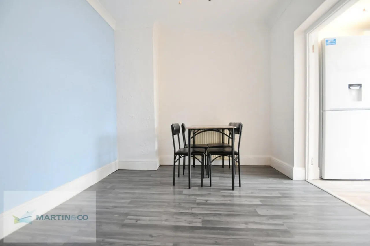 Berkeley Drive, West Molesey, photo 3