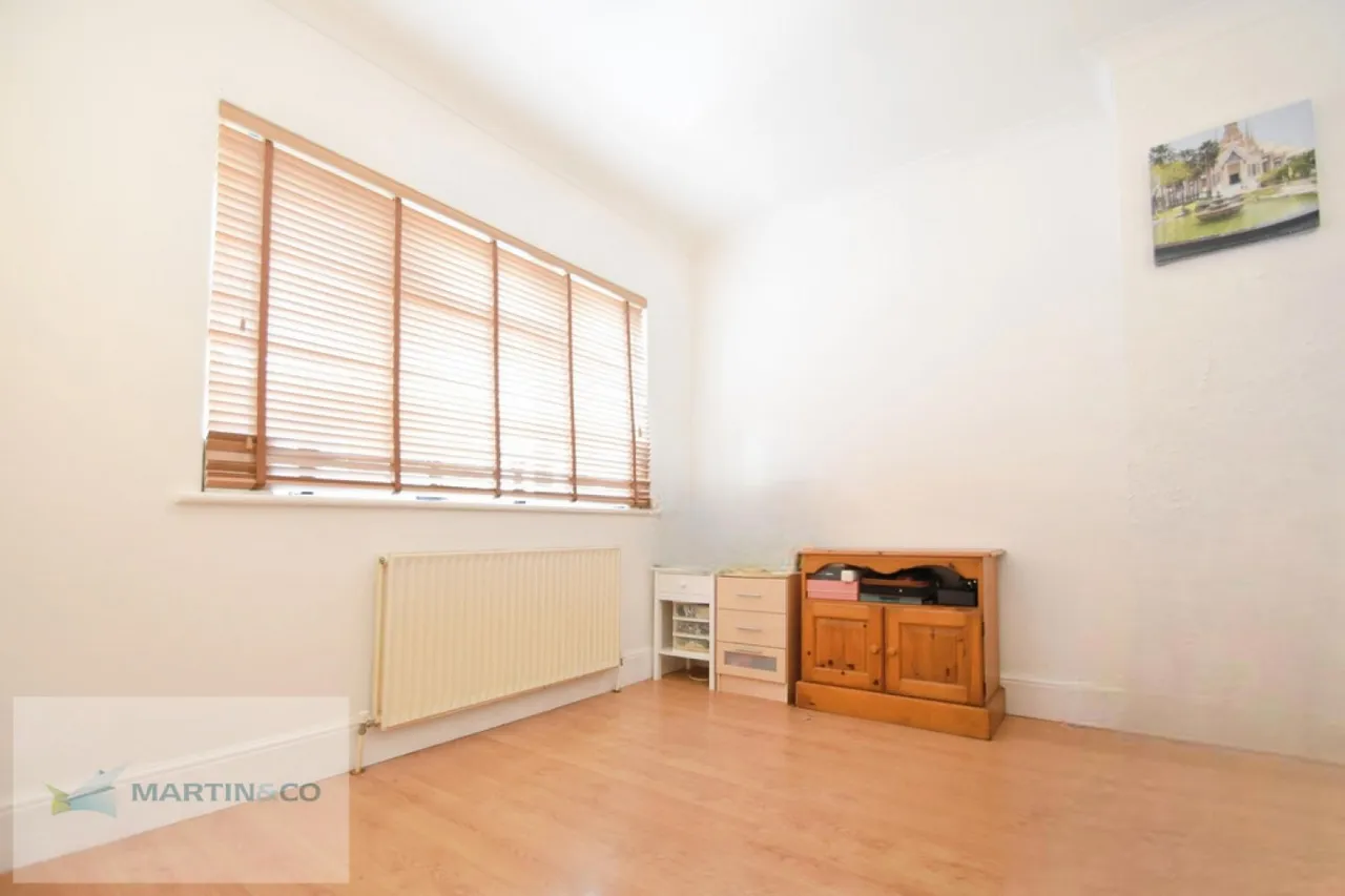 Berkeley Drive, West Molesey, photo 2