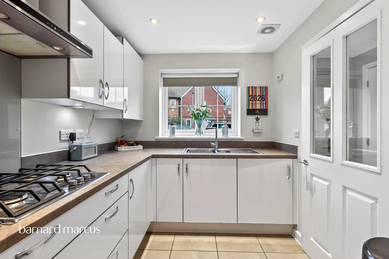 Hayton Crescent, Tadworth, photo 3