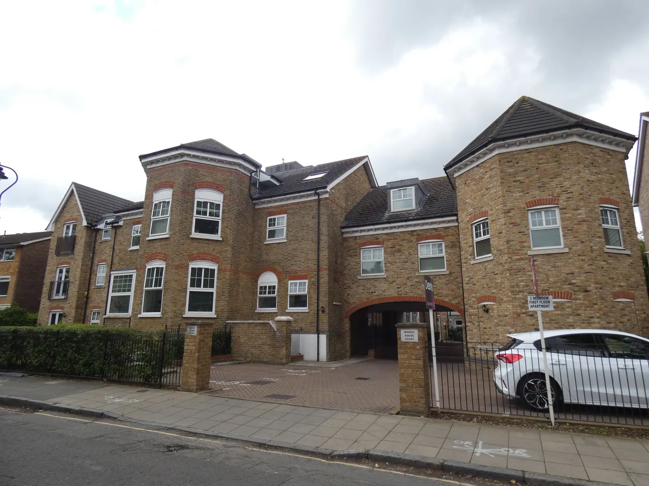 Manor House Court, Golden Manor, Hanwell, London, W7 3EG, photo 4