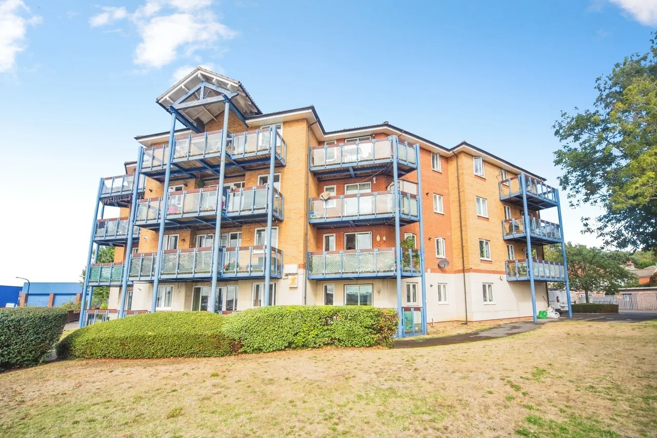 2 bed flat for sale, Quayside Road, Southampton, SO18