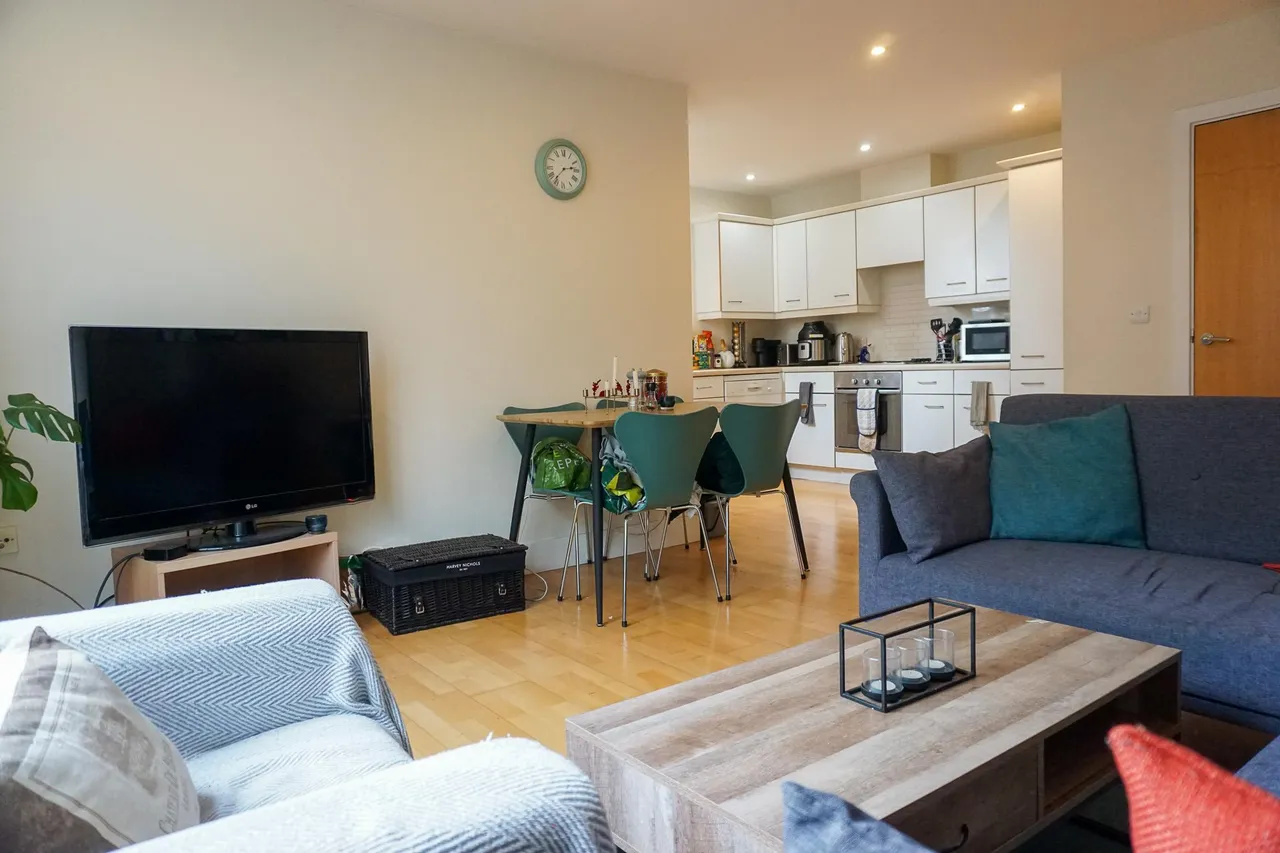 2 bed flat for sale, Penwith Road, London, SW18
