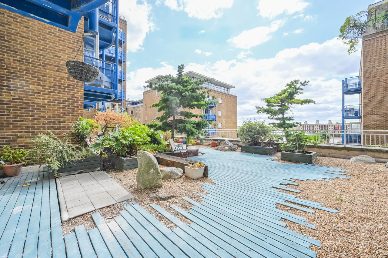 Flat 3 Campania Building, 1 Jardine Road, London, photo 6