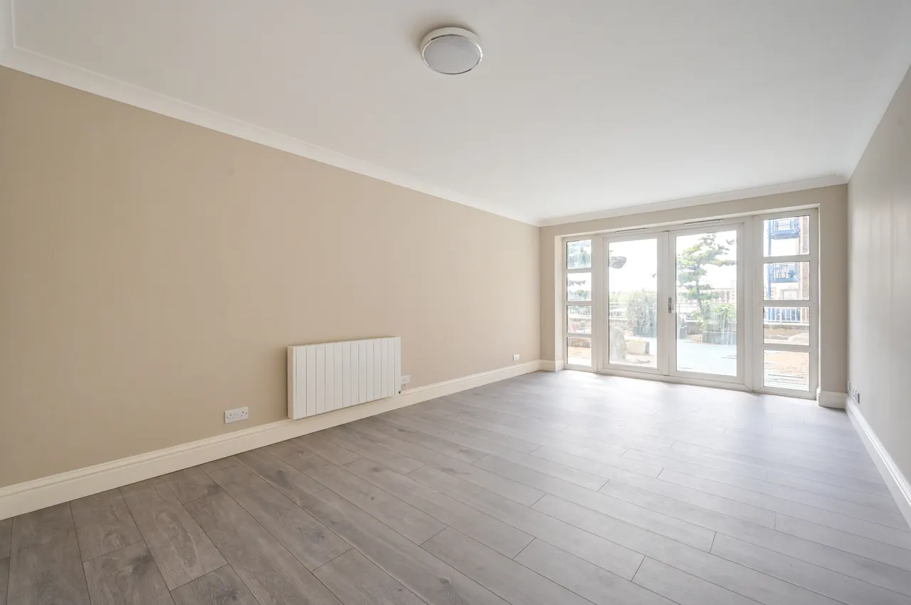 Flat 3 Campania Building, 1 Jardine Road, London, photo 4
