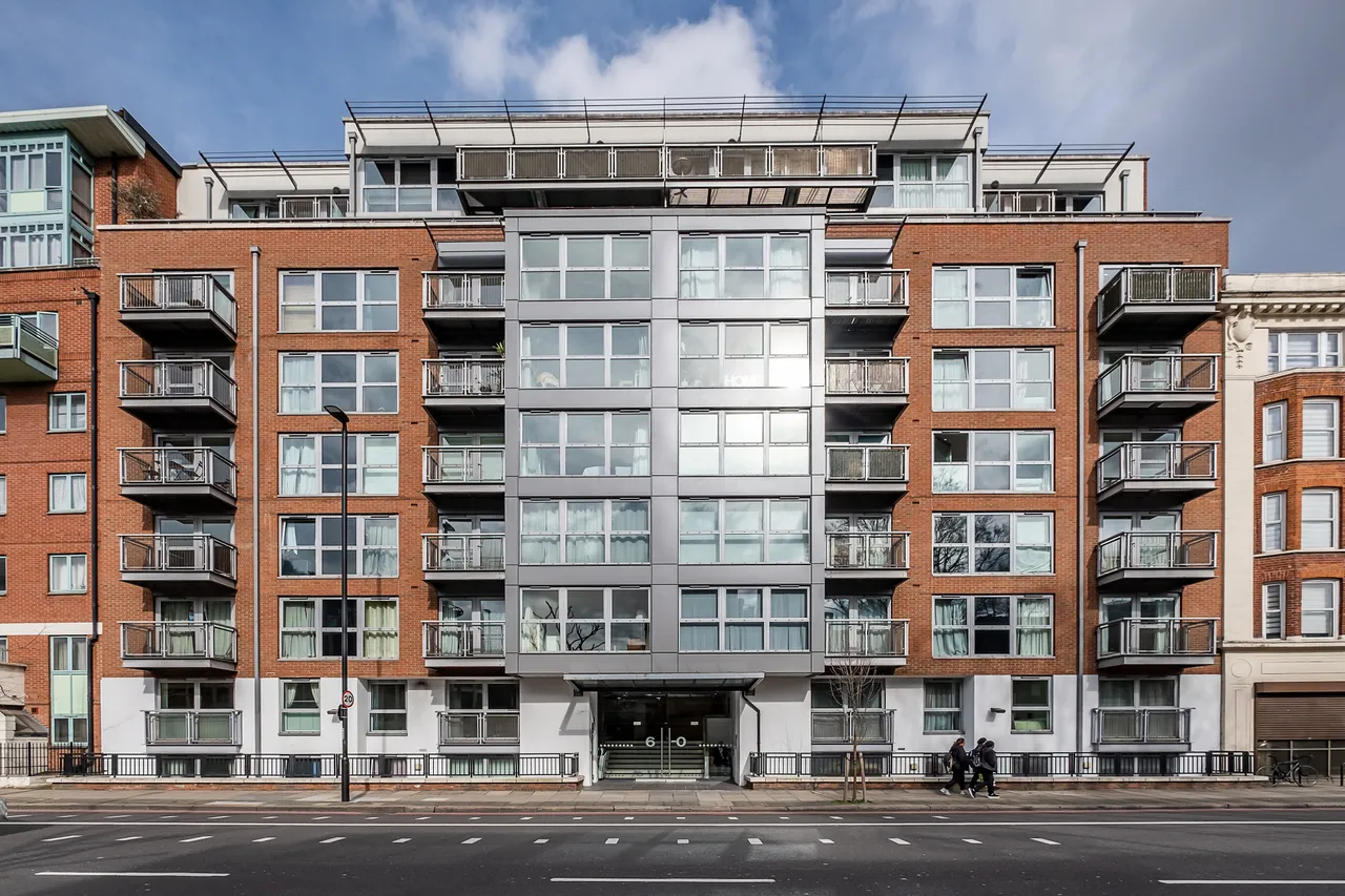 Vauxhall Bridge Road, London, SW1V, photo 2