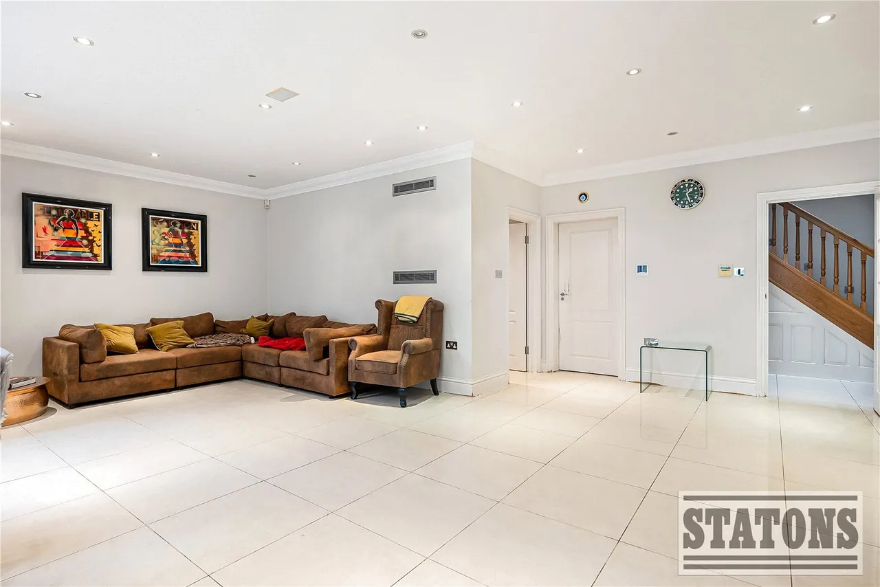 Broadgates Avenue, Hadley Wood, Hertfordshire, EN4 0NU, photo 13