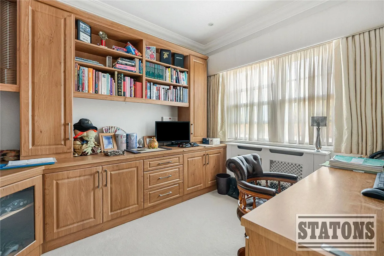 Broadgates Avenue, Hadley Wood, Hertfordshire, EN4 0NU, photo 22