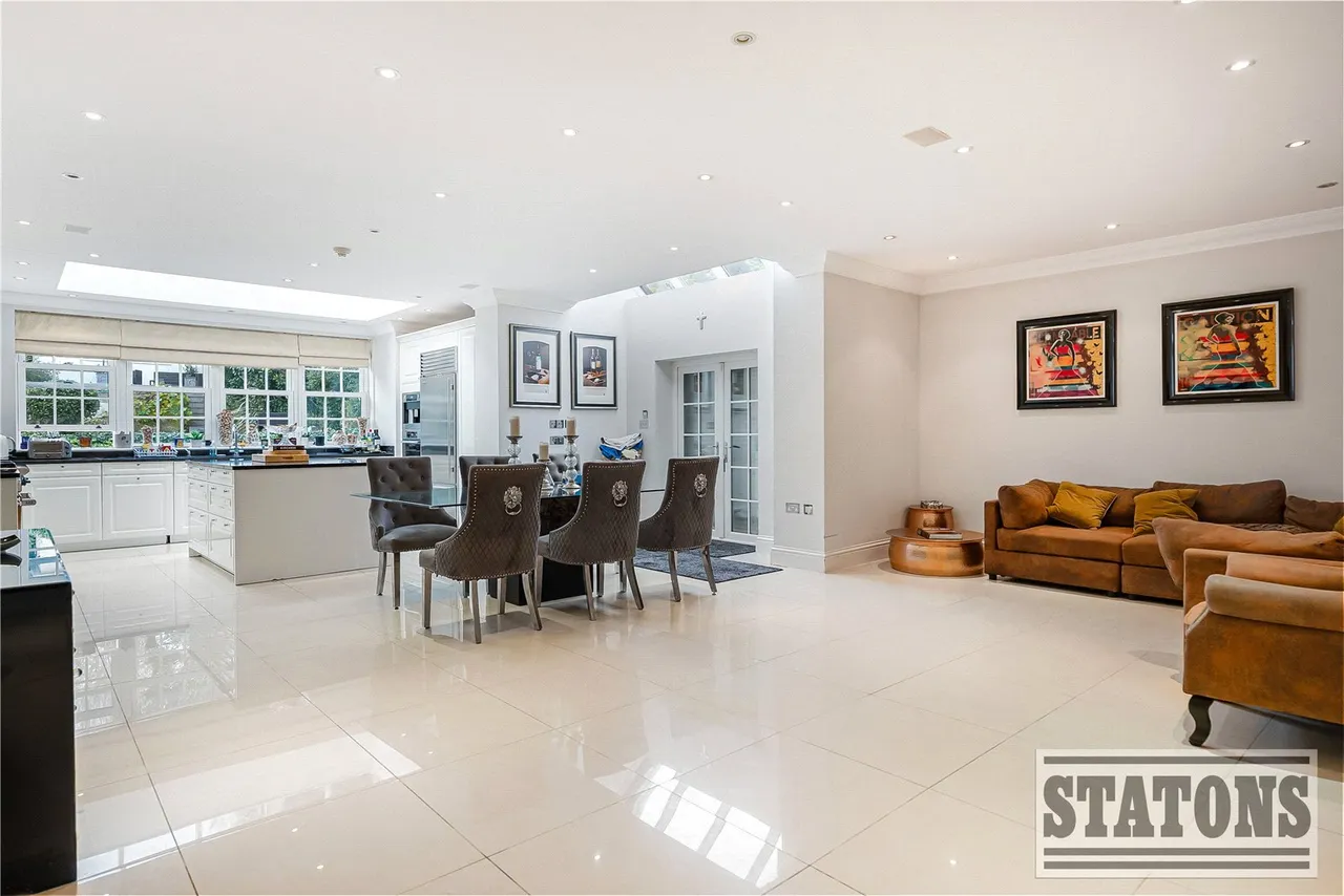 Broadgates Avenue, Hadley Wood, Hertfordshire, EN4 0NU, photo 8