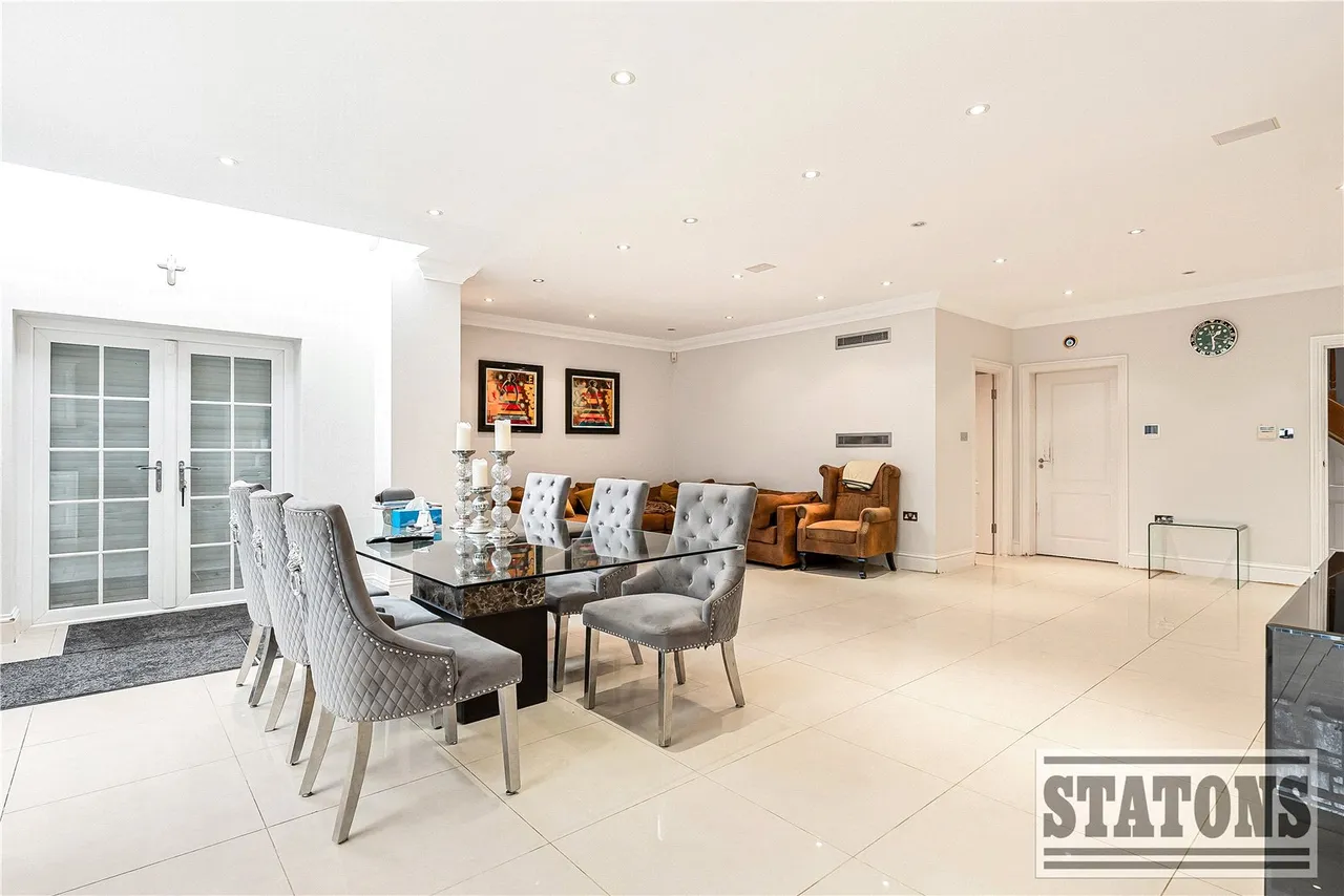 Broadgates Avenue, Hadley Wood, Hertfordshire, EN4 0NU, photo 12