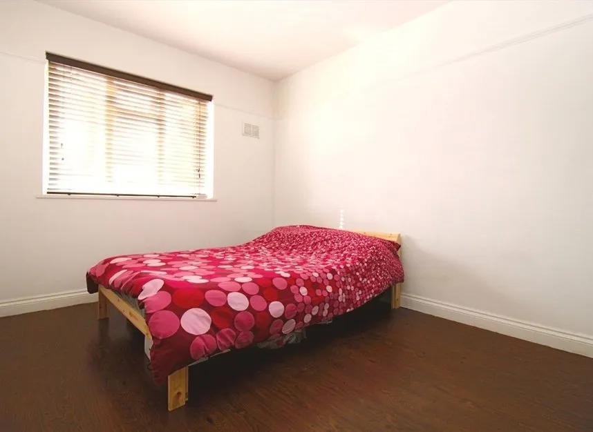 Vale Court, Acton, W3, photo 4